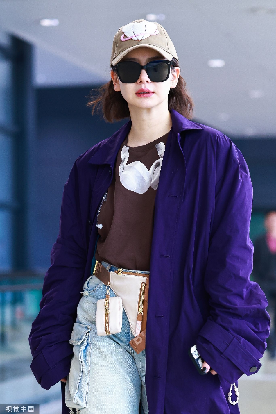 组图:戚薇穿搭时尚现身机场 紫色外套配工装裤酷拽随性