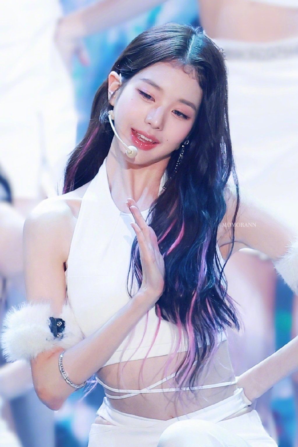 组图:张元英颁奖礼美照曝光 穿白色套装露纤细蛮腰活力满满