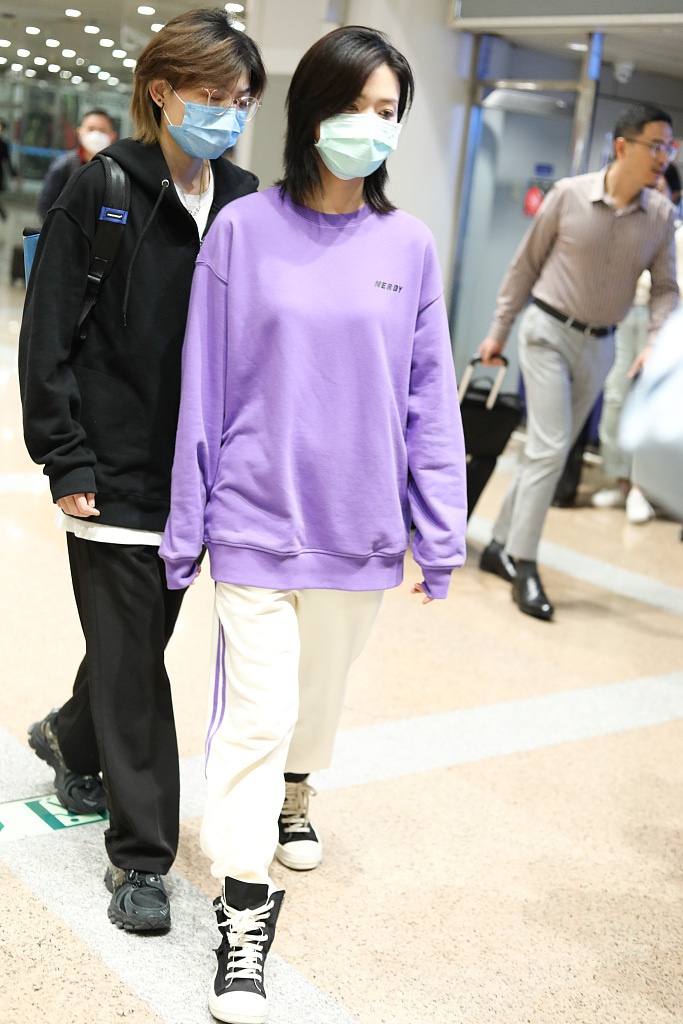 组图:万茜休闲装亮相机场 穿紫色卫衣配运动裤清新减龄