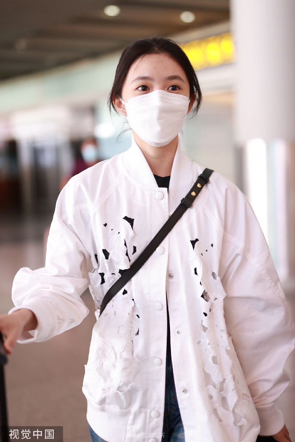 组图:刘浩存身穿白色夹克干净清爽 低马尾搭牛仔裤随意休闲