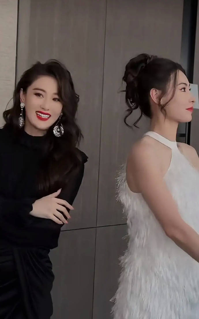 组图:好养眼!张柏芝张馨予同框合影 精致干练又妩媚动人