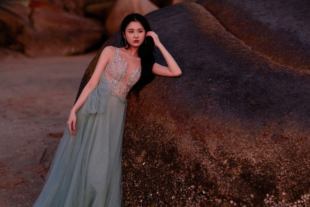 张慧雯发布金鸡奖闭幕式造型 蓝色人鱼礼服梦幻迷人