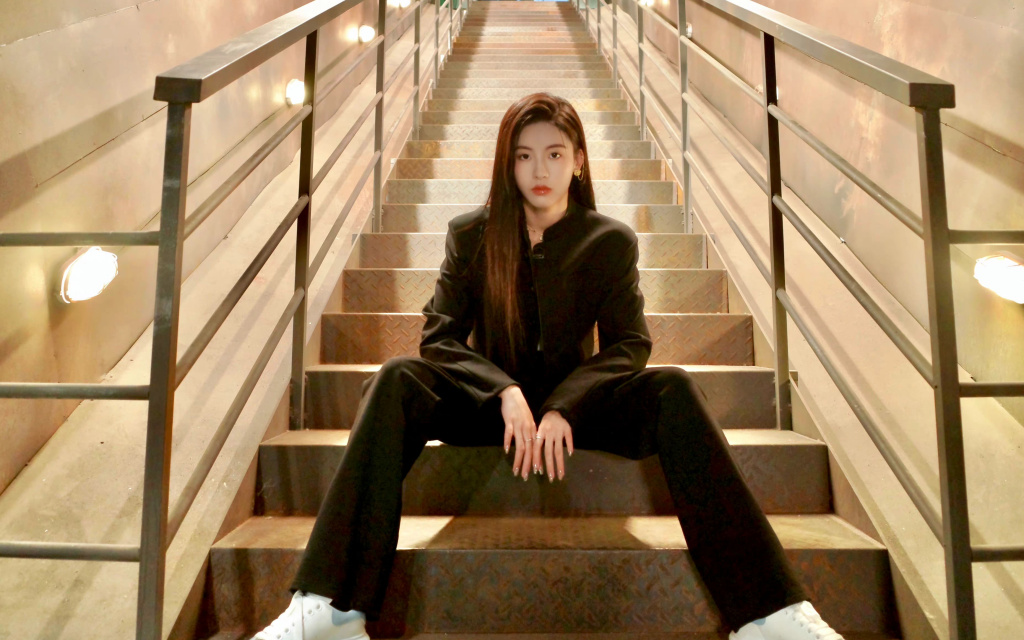 孙芮晒节目花絮随拍 着黑西装出镜美又飒