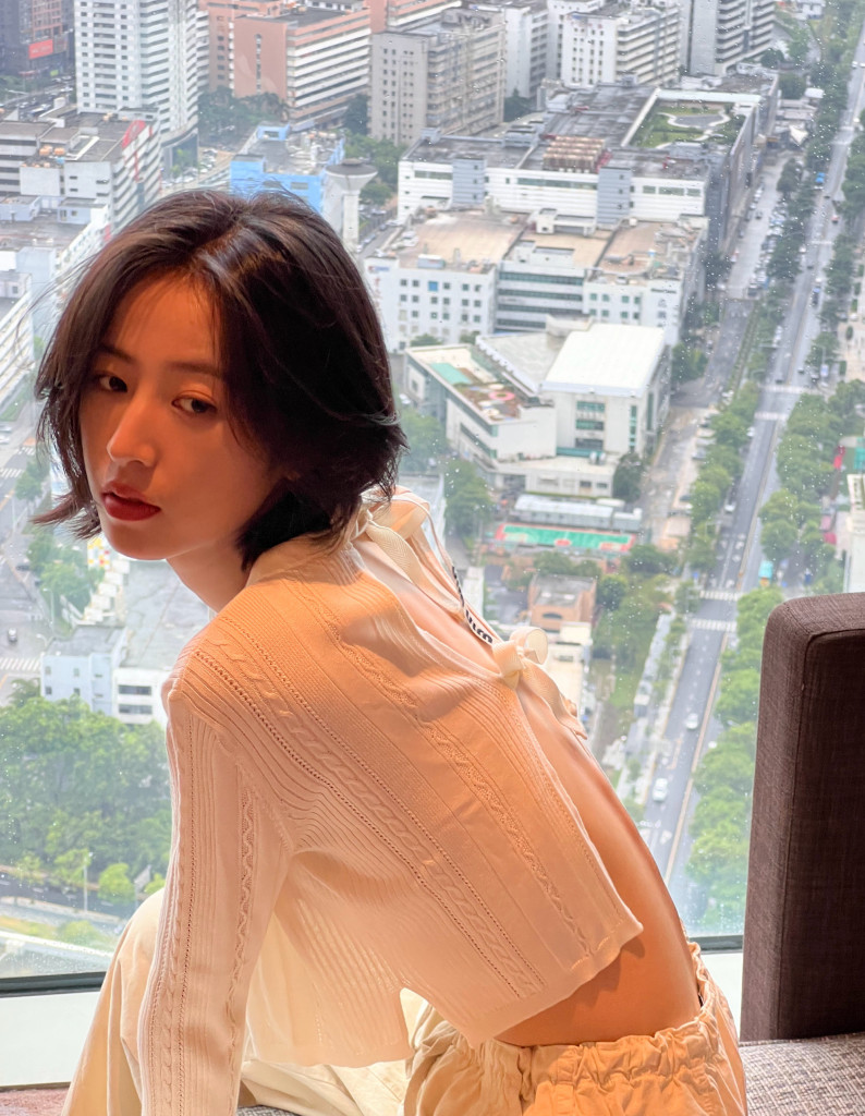 周雨彤发布一组天台随拍 恣意回眸大秀精致颜值
