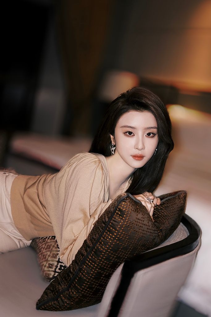 赵小棠卡其色套装典雅精致 对镜涂红唇倩影双双