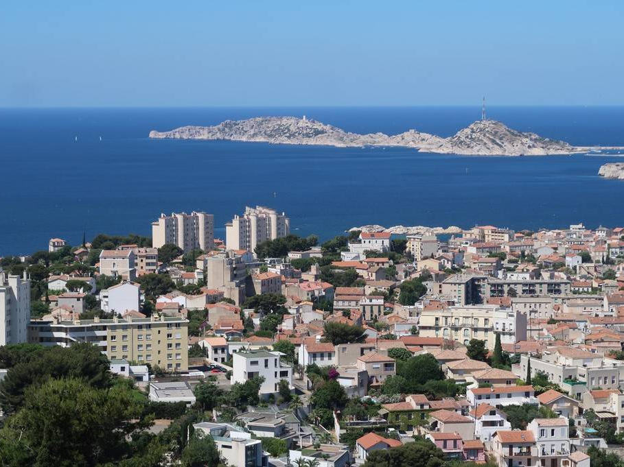 马赛港口阳光明媚 现迷人的地中海景色