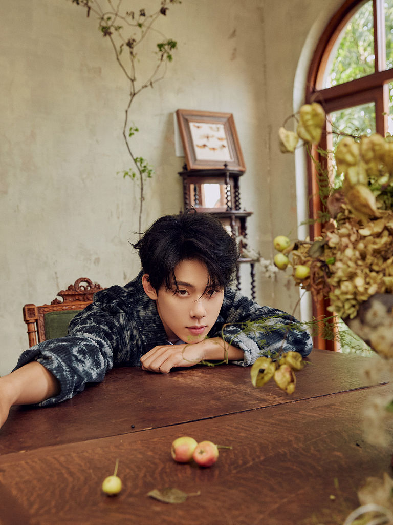 周奇圣诞特辑写真俏皮氛围浓厚 少年静谧安好眉目温柔