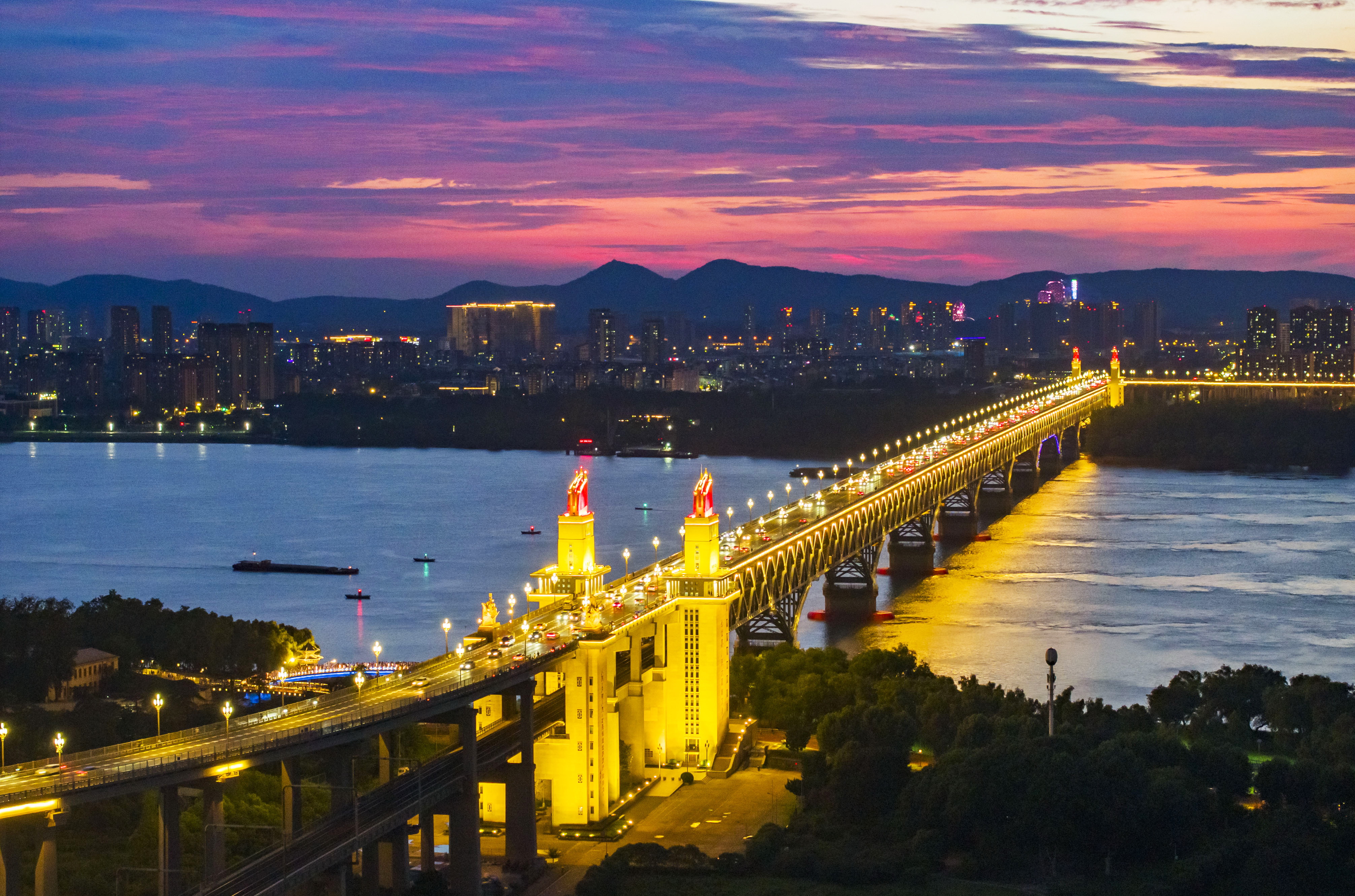 航拍南京长江大桥迷人夜景