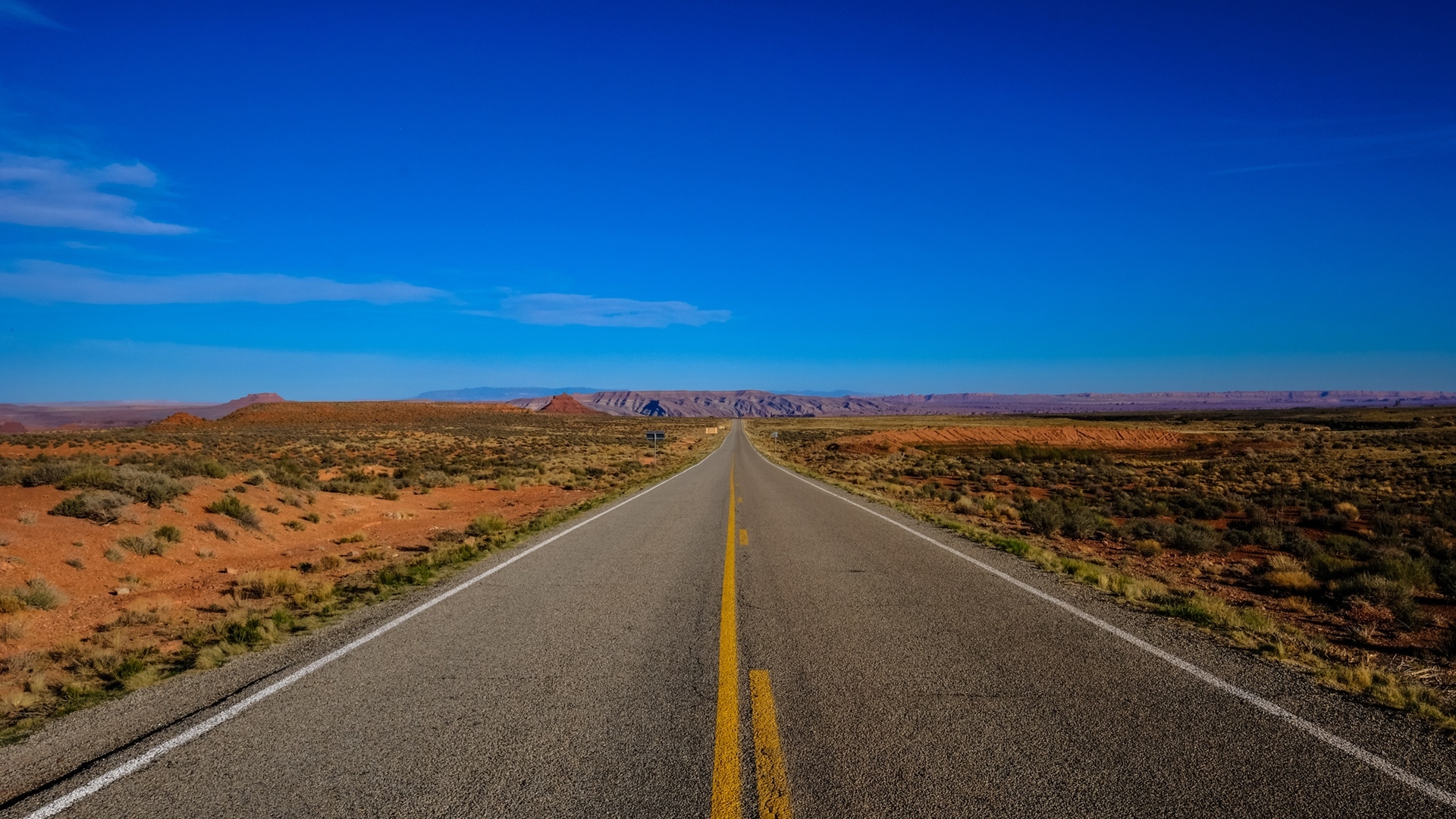 蓝天白云下的公路