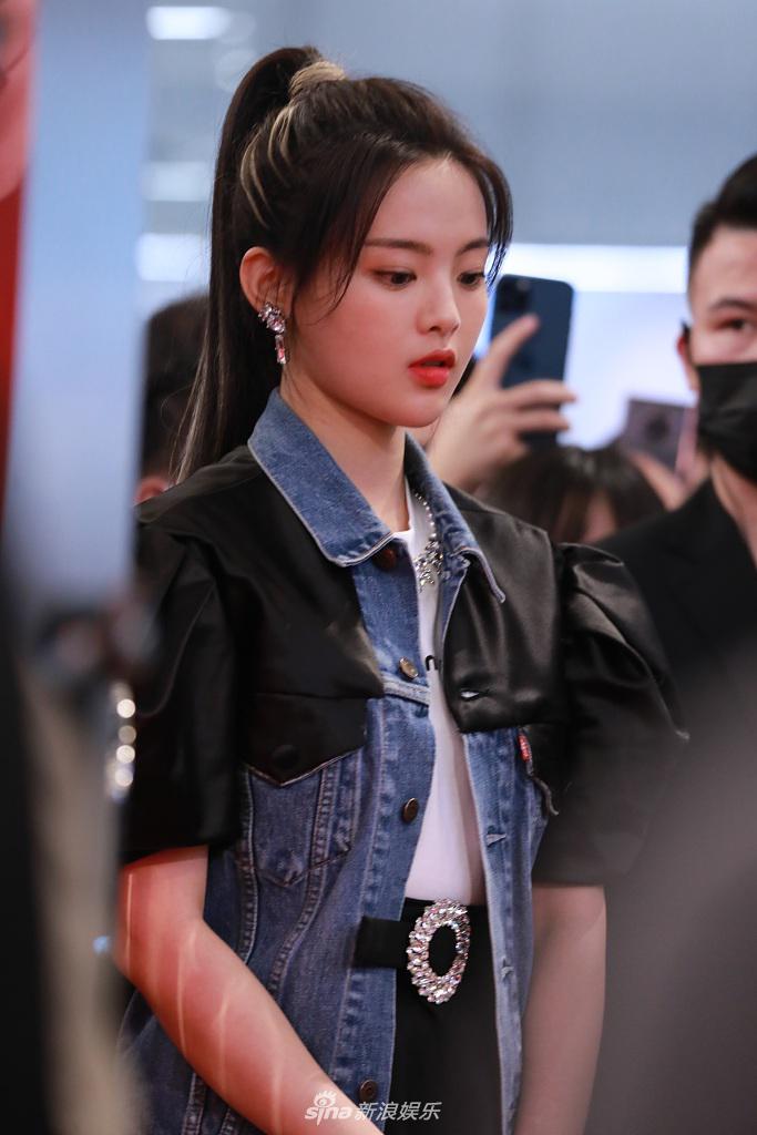 组图:杨超越扎高马尾露挑染发尾 牛仔装甜酷满分青春少女范十足