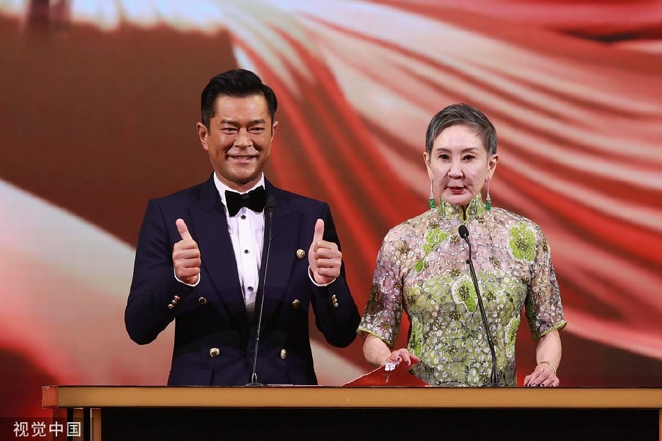 组图:40届香港电影金像奖现场 古天乐施南生颁发最佳电影奖