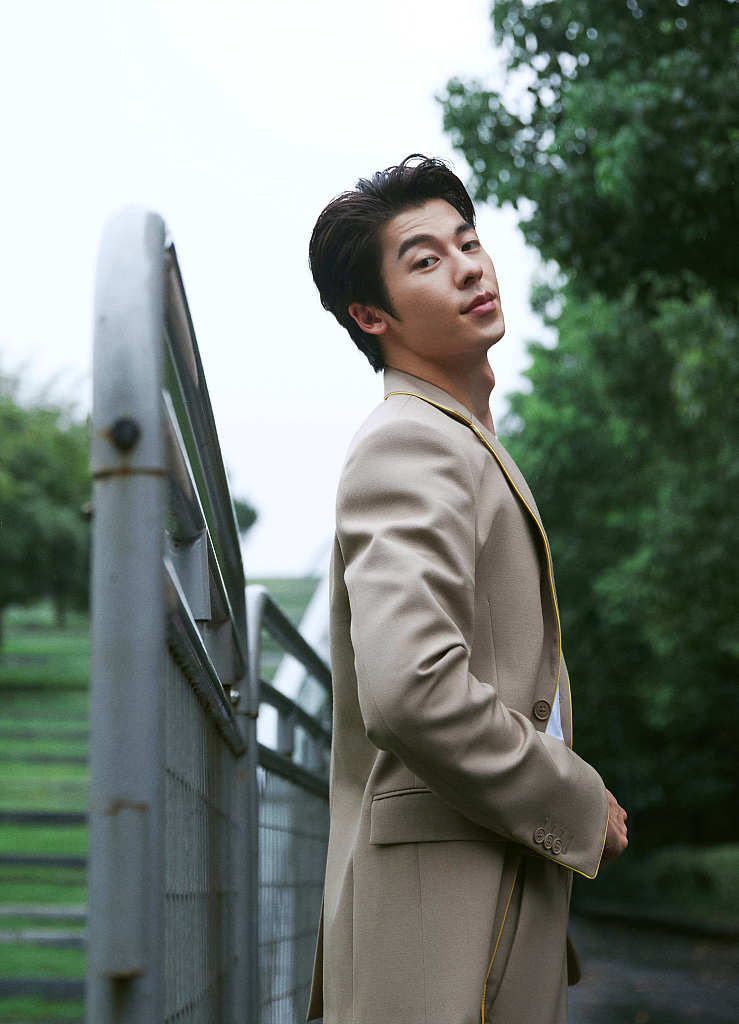 许光汉驼色西装展现帅气绅士范 撑伞回眸氛围感十足