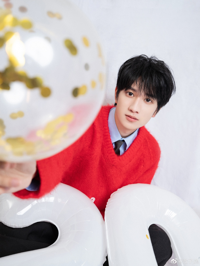 组图:敖子逸晒写真庆二十岁生日 感谢家人朋友们的记挂