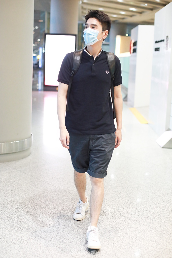 组图:赵又廷穿半裤秀长腿身材高大 背双肩包搭机乖巧帅气