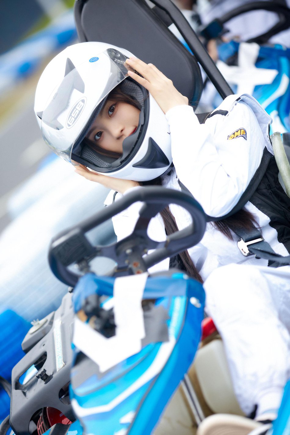 杨超越变身赛车手 青春洋溢显酷帅