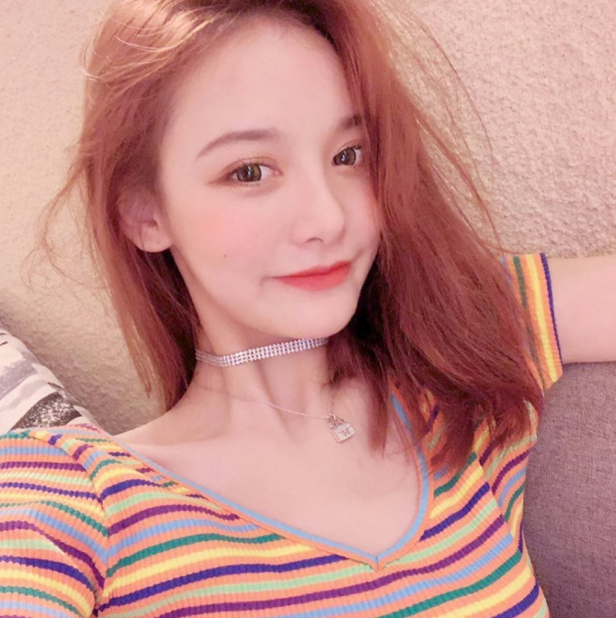 "网红脸"美女,轻松展现个人魅力