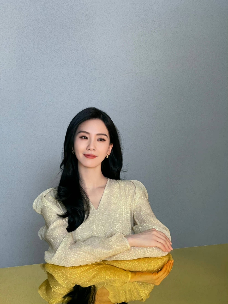组图:刘诗诗穿一字肩白裙长发披肩 微微露笑气质温婉迷人