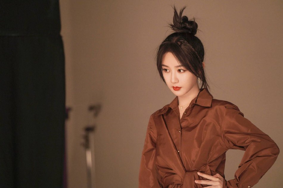 组图:杨紫穿黑色吊带裙锁骨吸睛 长发披肩造型复古浪漫