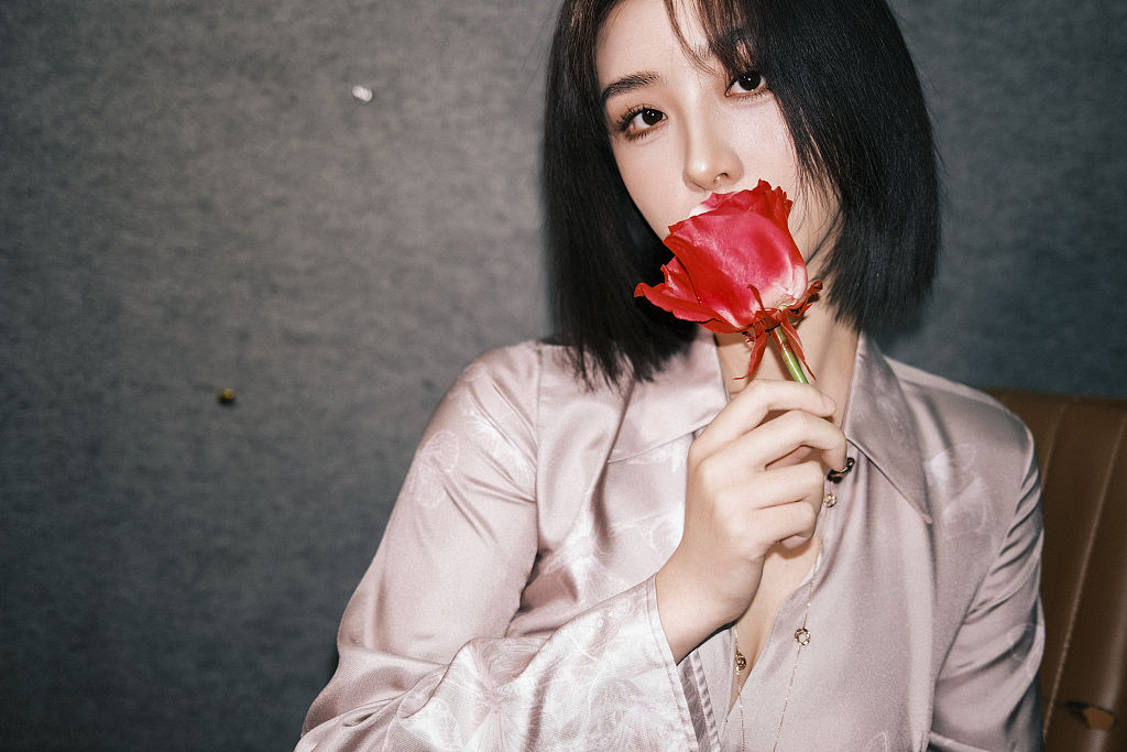 赵小棠复古玫瑰大片营造浪漫氛围 裸色丝绸裙造型精致性感