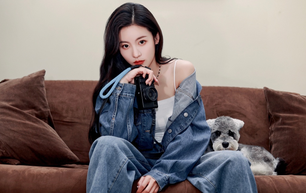 孙芮分享牛仔造型写真 性感帅气兼具甜酷十足