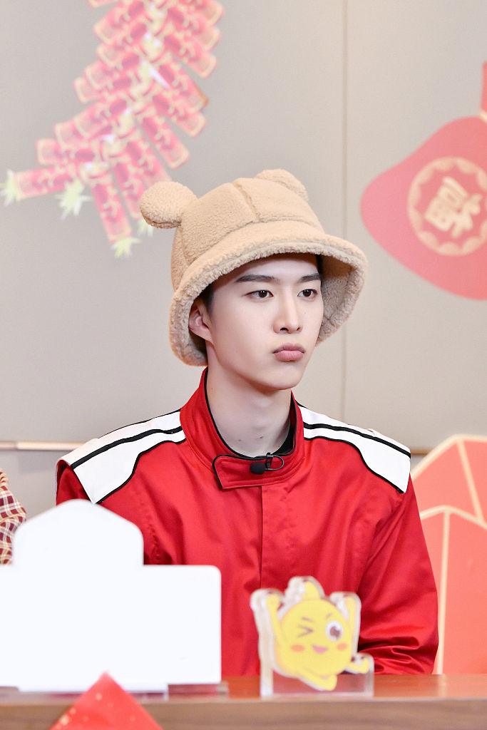 范丞丞《青春环游记3》录制花絮 红色赛车服阳光帅气