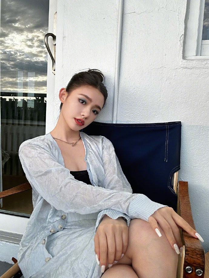 林允丸子头可爱迷人