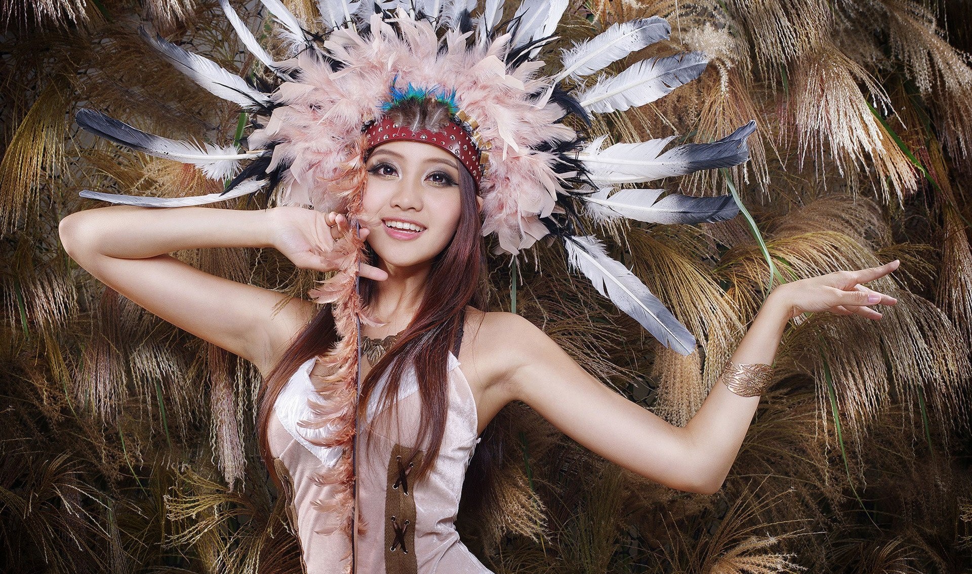 绝美的羽毛头饰,带着一丝空灵,印第安美女令人惊艳