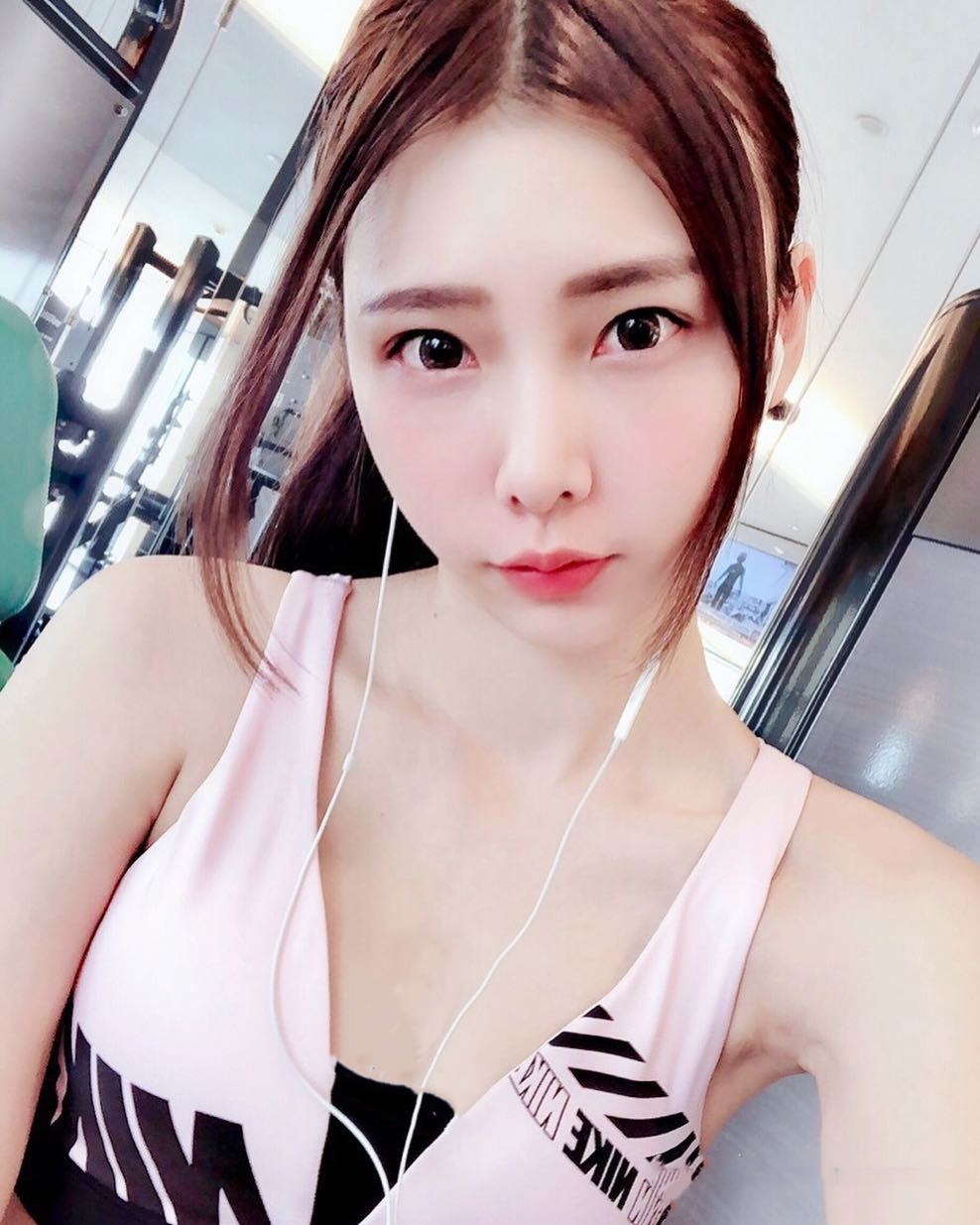 摩托赛车美女爱好者露露的酷炫生活照