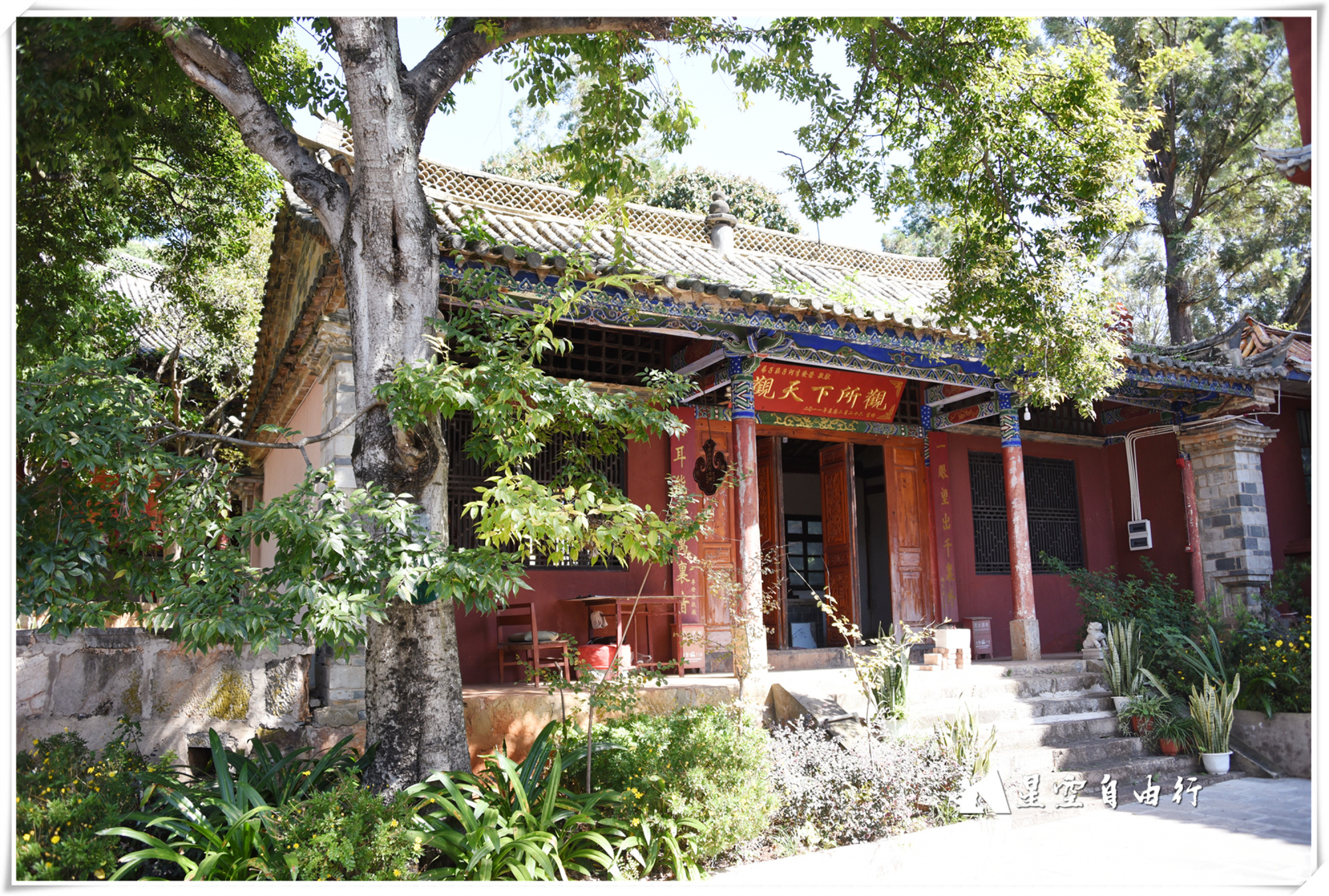 八百年历史,山上古木参天山下泉水叮咚,建水黄龙寺