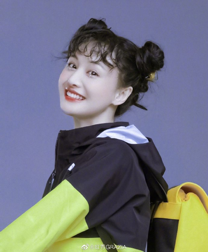 郑爽双丸子头好减龄,亮黄运动装搭配珍珠泪妆,快签收这份小可爱