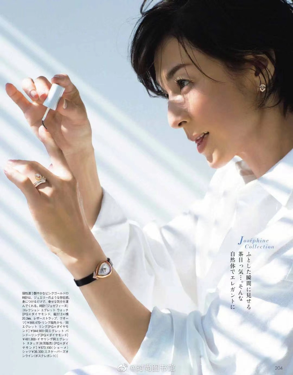 组图:铃木保奈美拍摄杂志画报 演绎光影照映下的黑白优雅