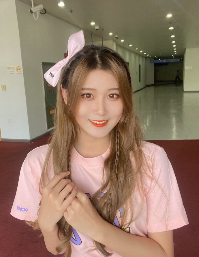 美女艺人王偲越迷人美照欣赏真漂亮