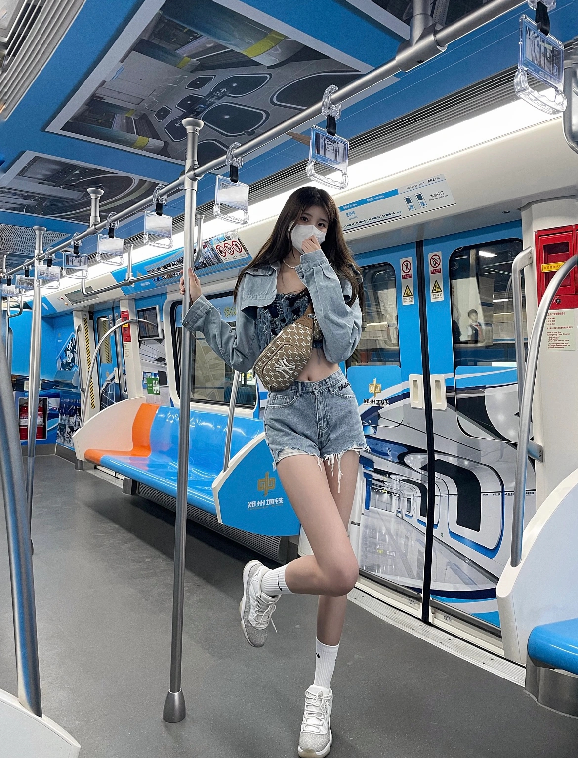 在郑州地铁站,实拍187高个子时尚美女,头都快顶到扶手了