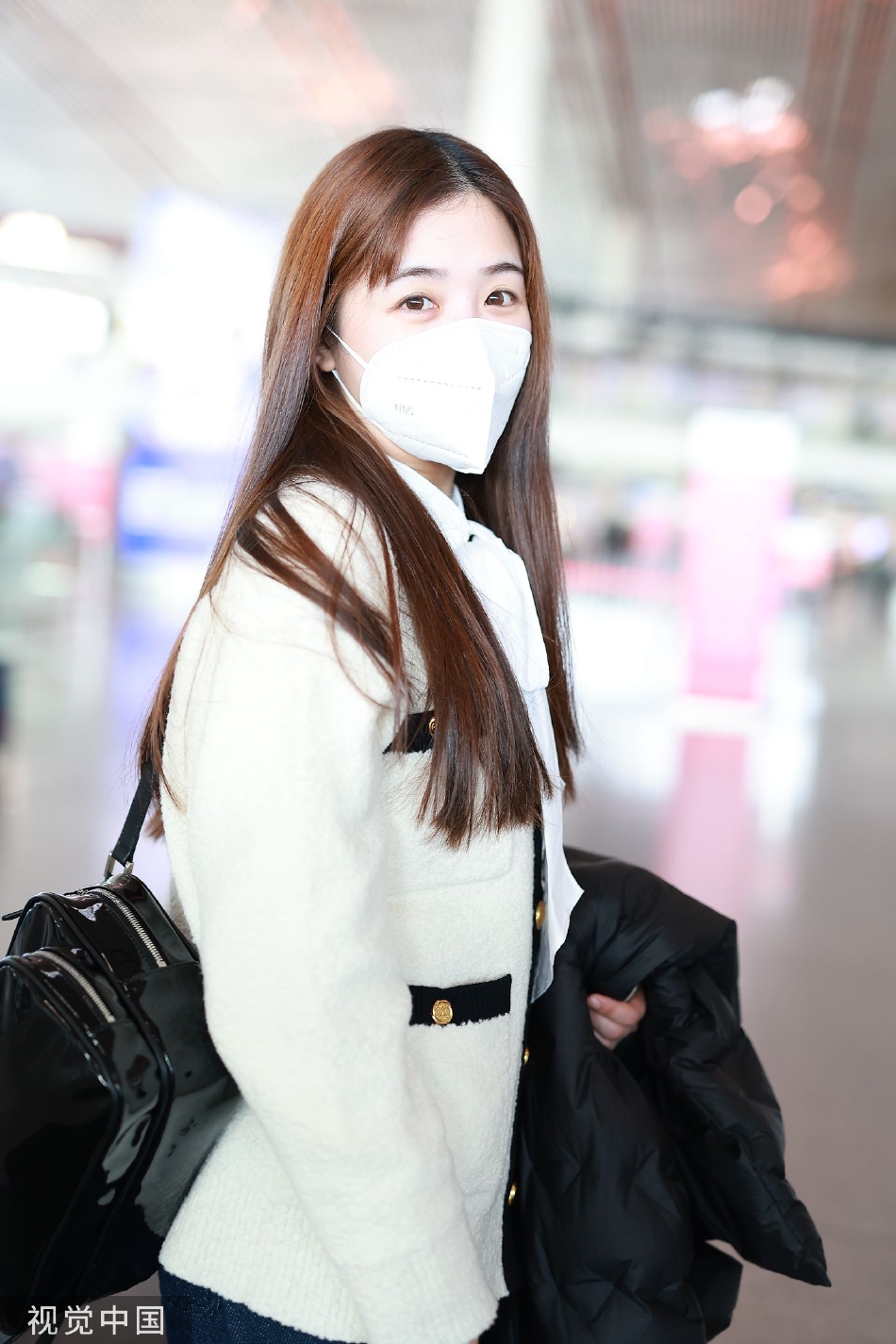 组图:张含韵长发披肩现身首都机场 对镜头甜笑打招呼好亲切