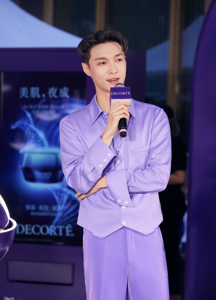 张艺兴发布紫色衬衫造型写真 儒雅帅气似贵公子