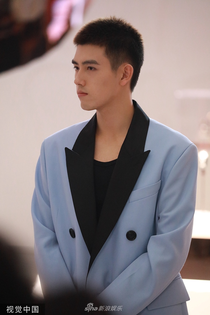 组图:陈飞宇寸头亮相笑称"又光又冷" 蓝黑拼色西装化身少年绅士