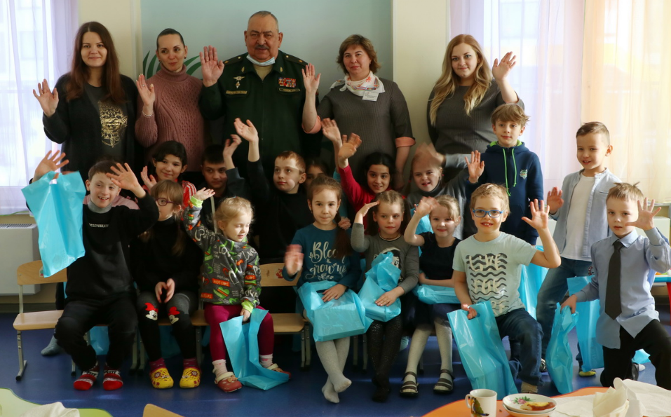 俄罗斯军人在叶卡捷琳堡为幼儿园的孩子们上了一堂爱国教育课