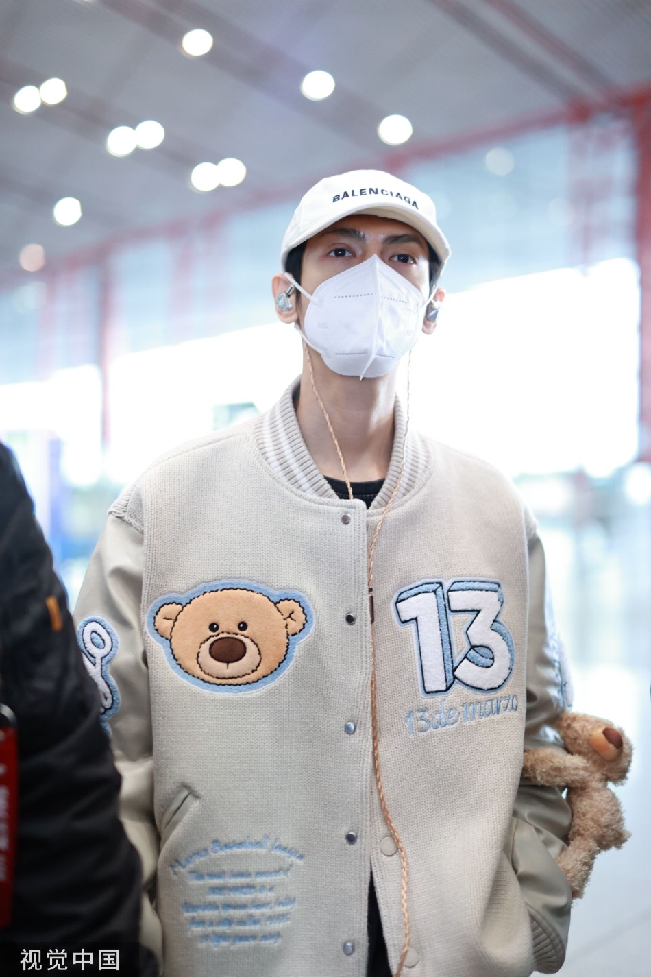 组图:罗云熙米白色棒球服现身机场 小熊元素童趣可爱