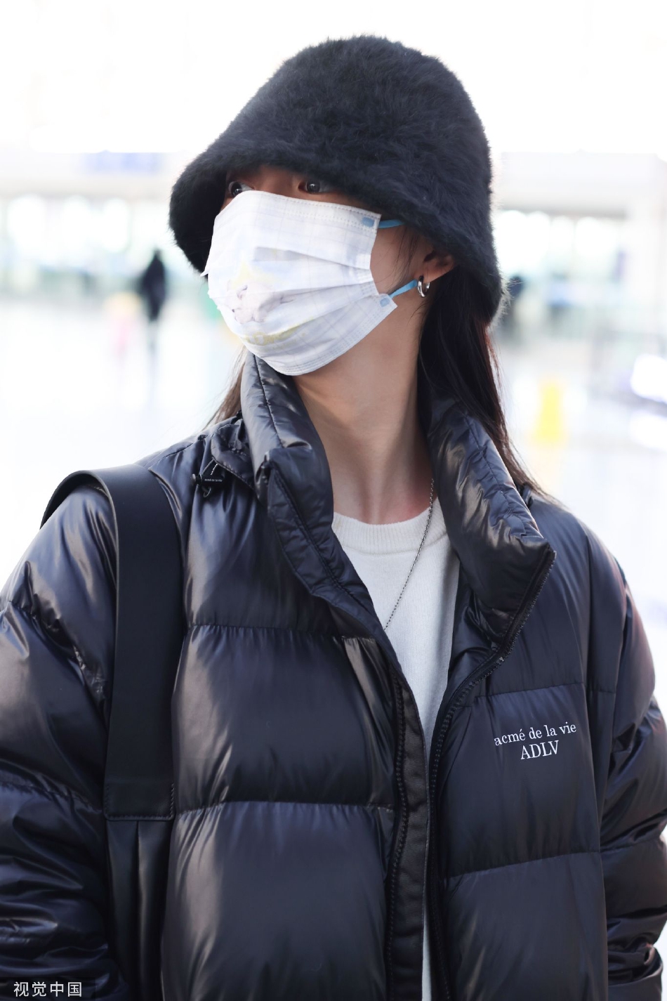 组图:周洁琼渔夫帽配黑色羽绒服现身机场 穿搭休闲舒适