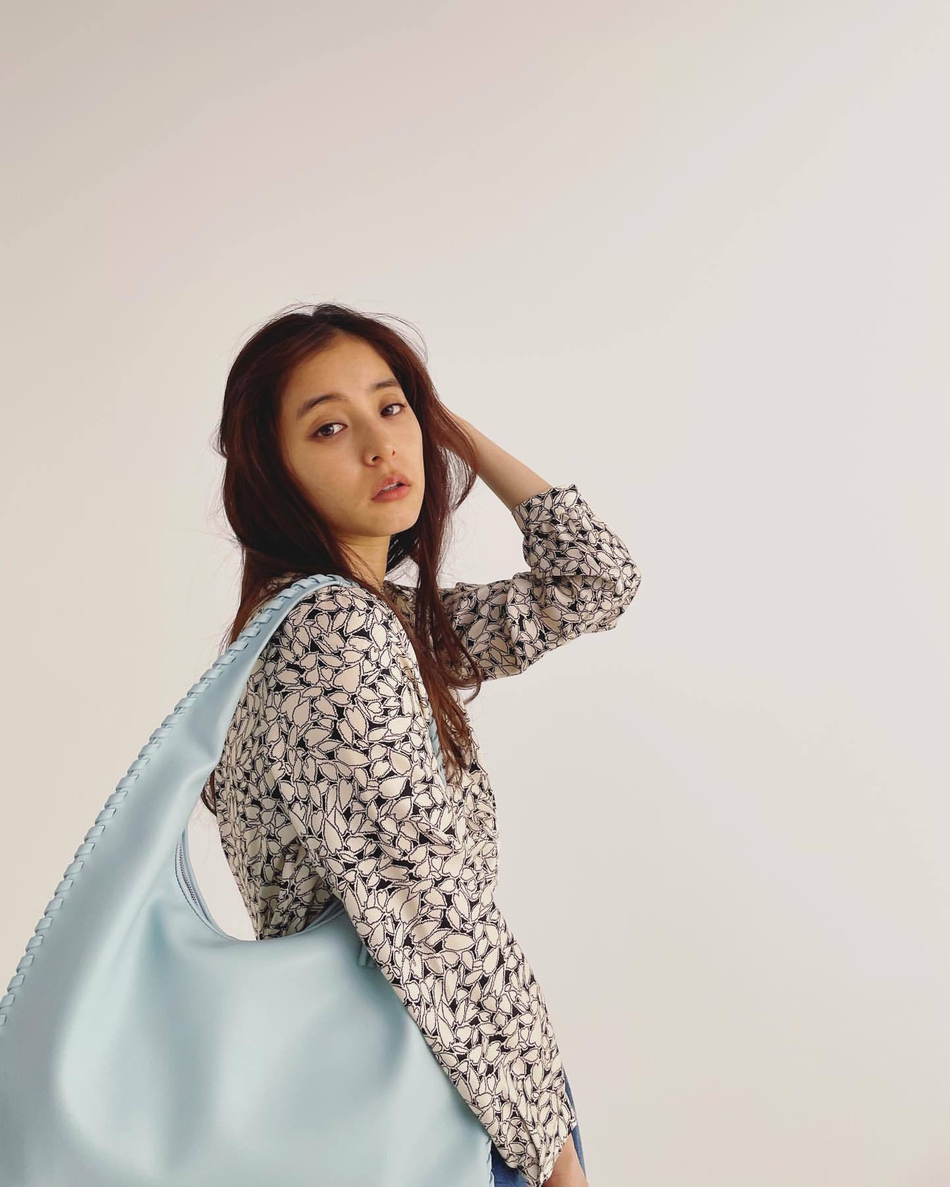 组图:新木优子ins晒写真集花絮图 长腿吸睛笑容亲切温暖