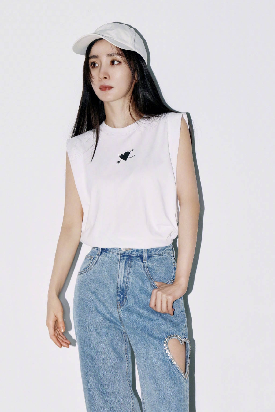 组图:杨幂五月第一天营业照太清爽 无袖白t搭牛仔裤超酷