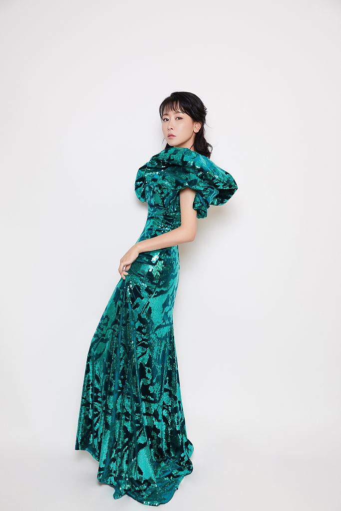 毛俊杰复古写真冷艳华贵 深v绿裙演绎摩登女郎