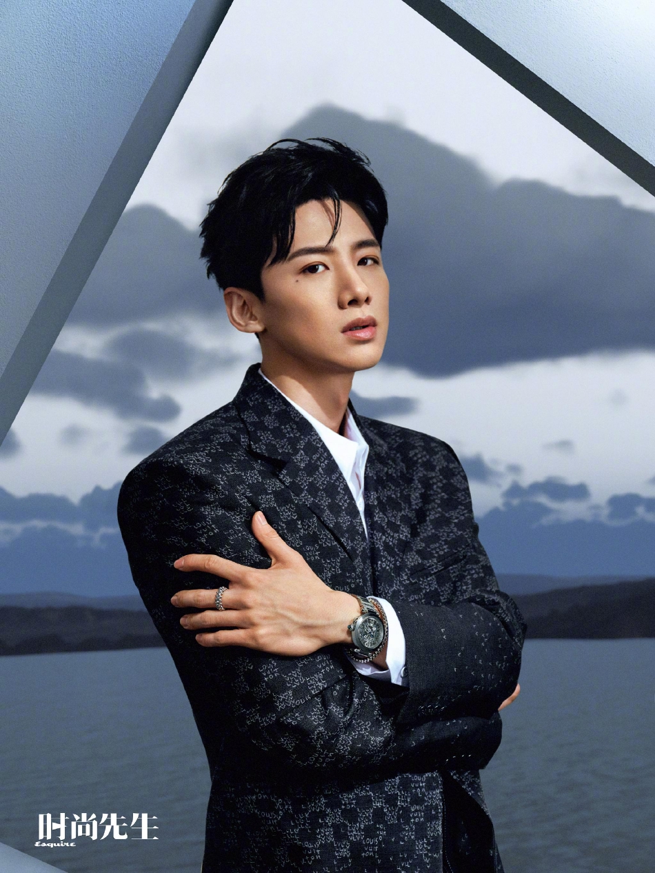 组图:白敬亭冷调现代风大片释出 着西装搭配衬衫成熟干练