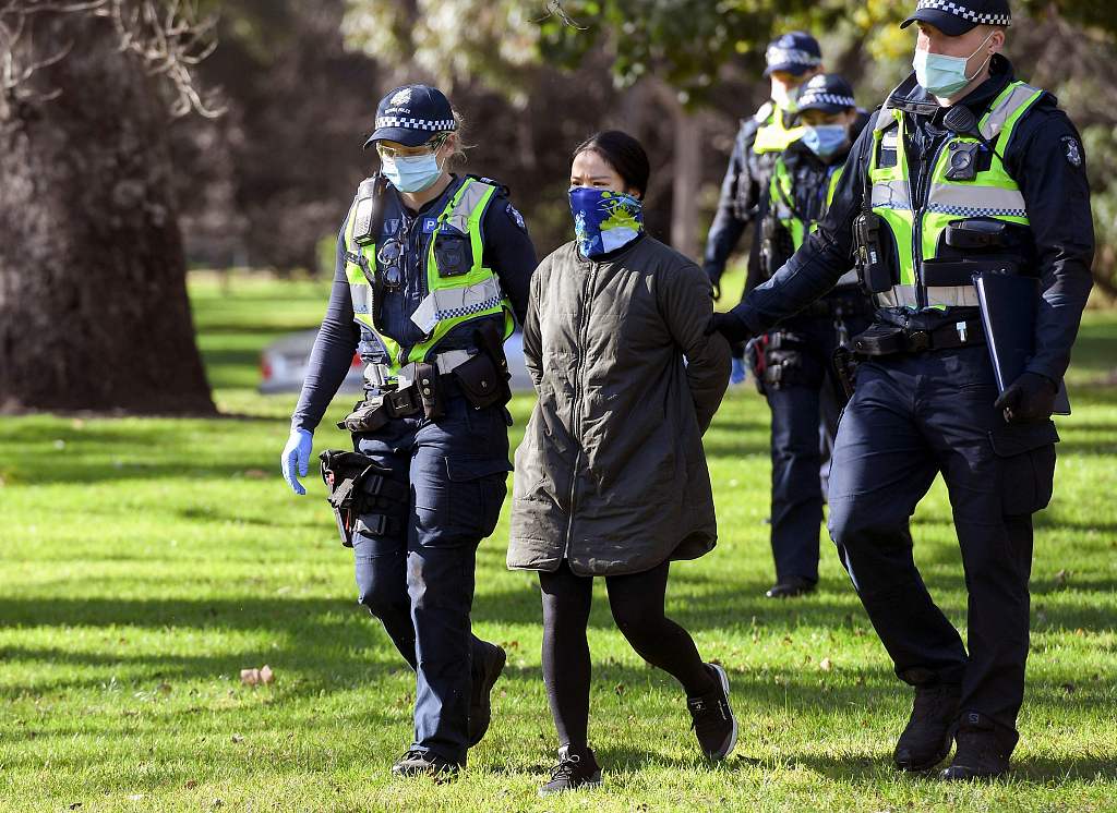 澳大利亚维州新冠确诊病例破万警察骑马监督民众戴口罩