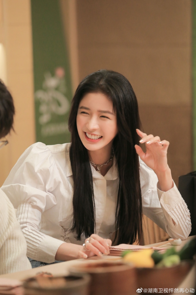 蔡卓宜好甜!长发披肩尽显温婉气质,春日穿搭甜笑迷人
