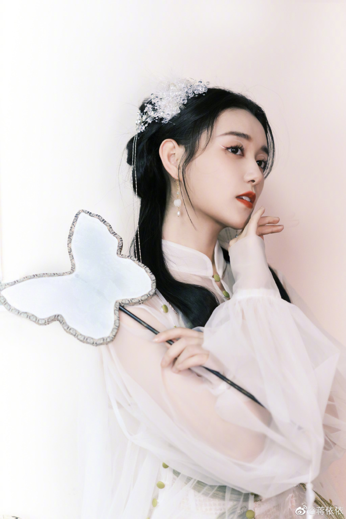 蒋依依明眸皓齿,美貌惊艳