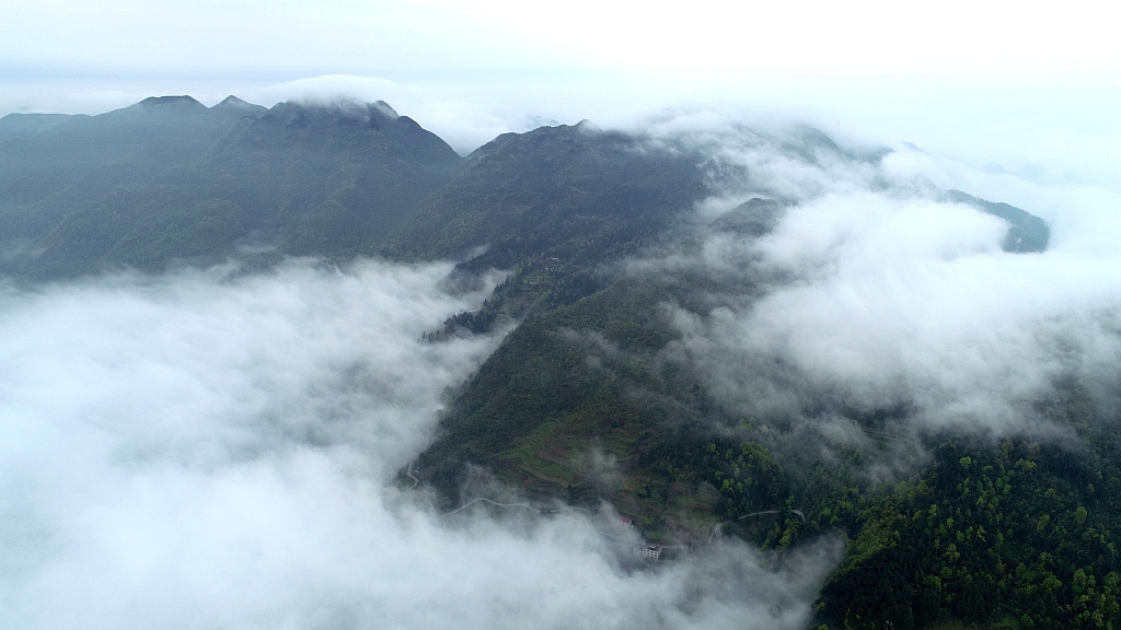 重庆:航拍山间云雾缭绕景象 宛若仙境