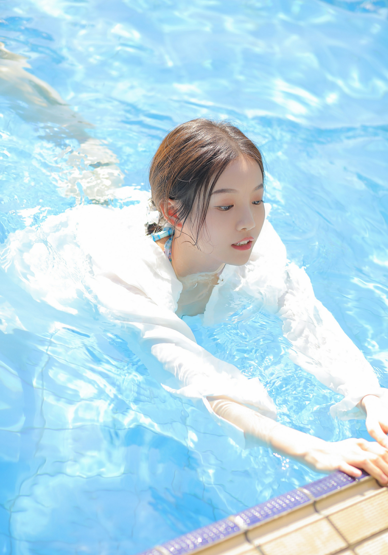 泳池中的美女,蓝色小清新系列,很美