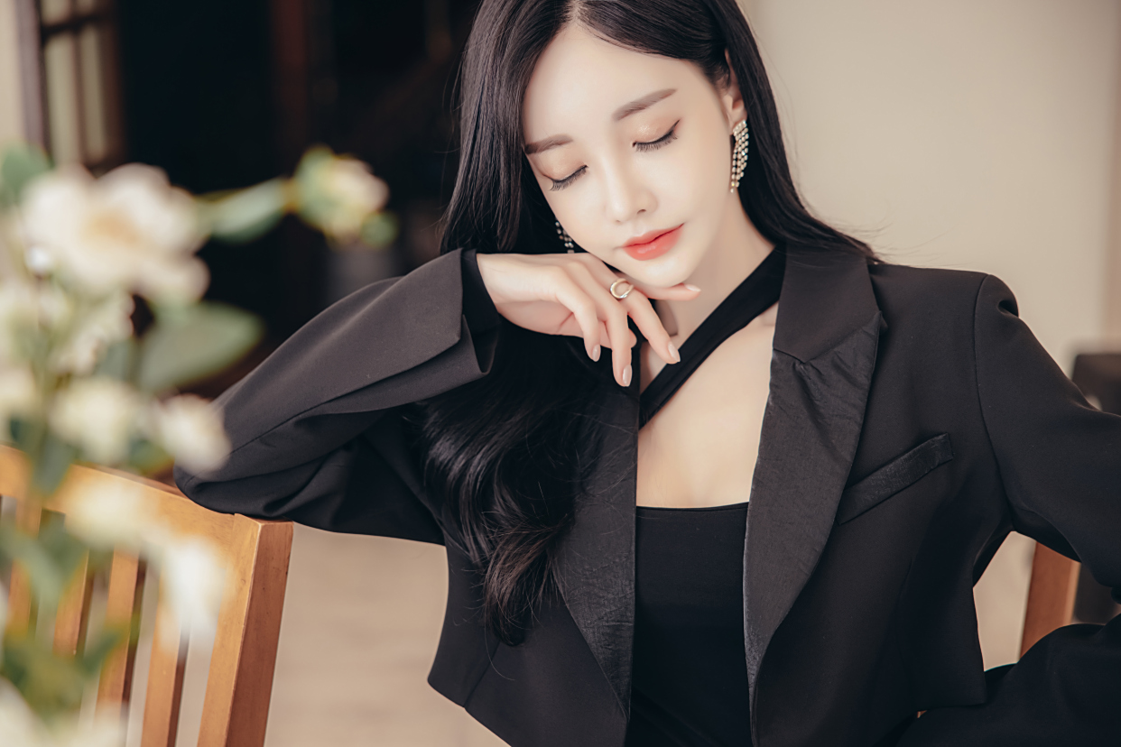 韩国美女孙允珠秋装时尚写真:铂银妖姬幻黑龙舌兰都市衣裙