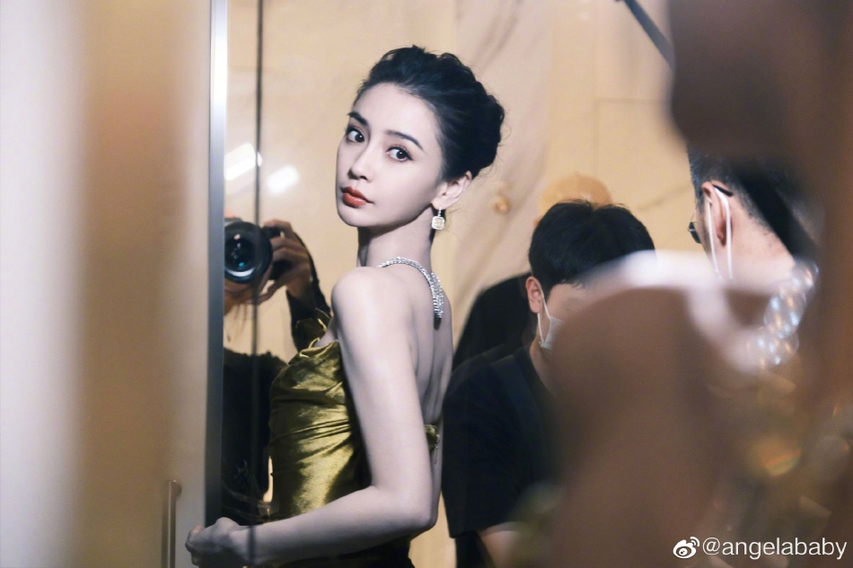 组图:angelababy一袭鎏金抹胸长裙 高盘发秀锁骨宛如美神降临